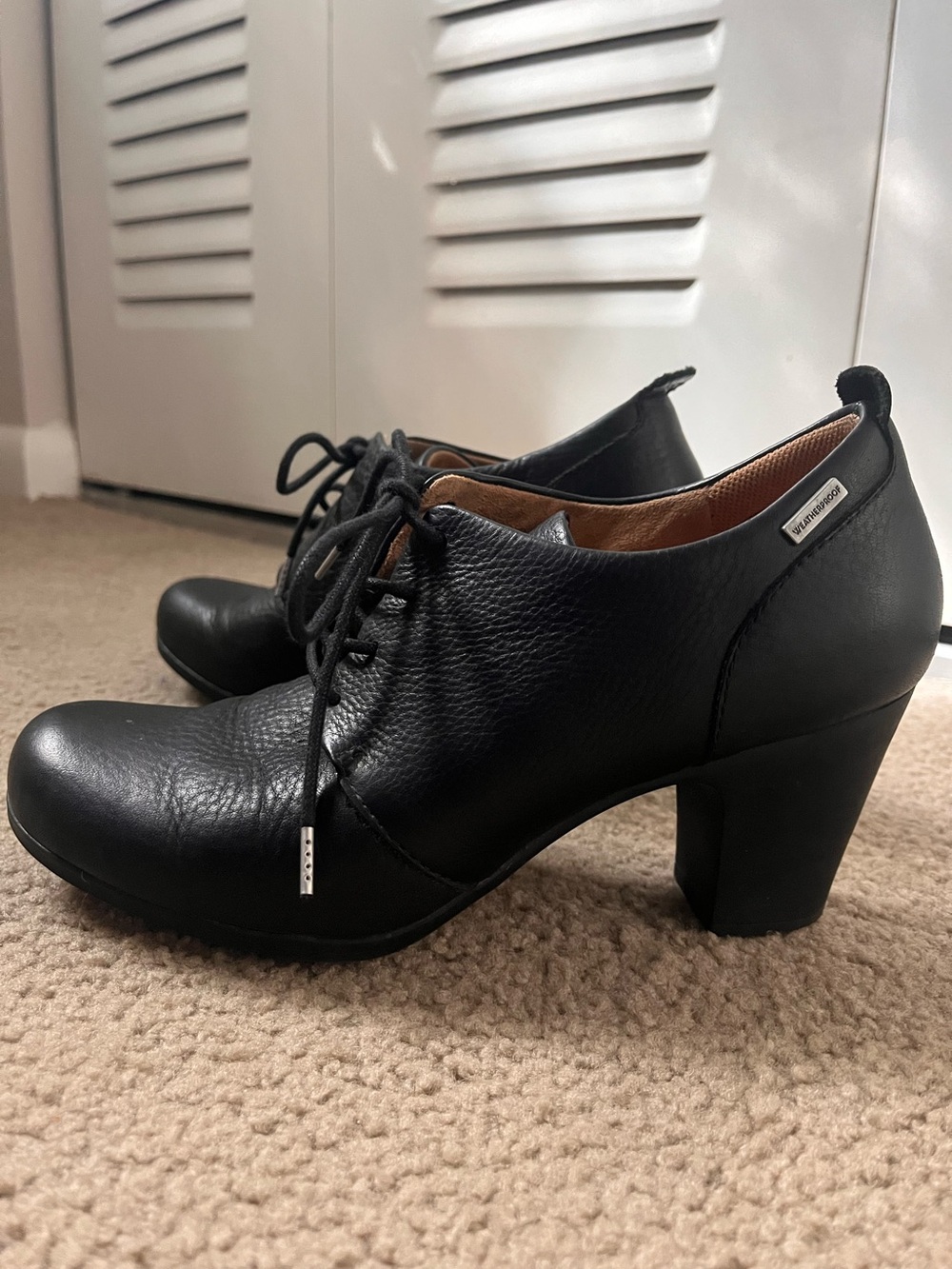 Women’s Comfortiva lace-up pumps—Size 8